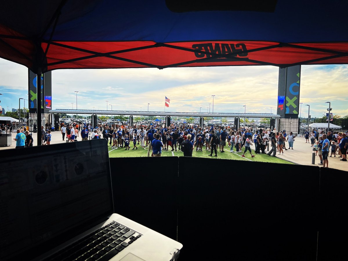 bme4you's tweet image. Having a great time here at the G Zone for New York Giants pregame. @JasonNegron &amp;amp; DJ Chris M. are keeping this early crowd entertained. 

Event. With. Us!
#TheBigManEntertainmentGroup