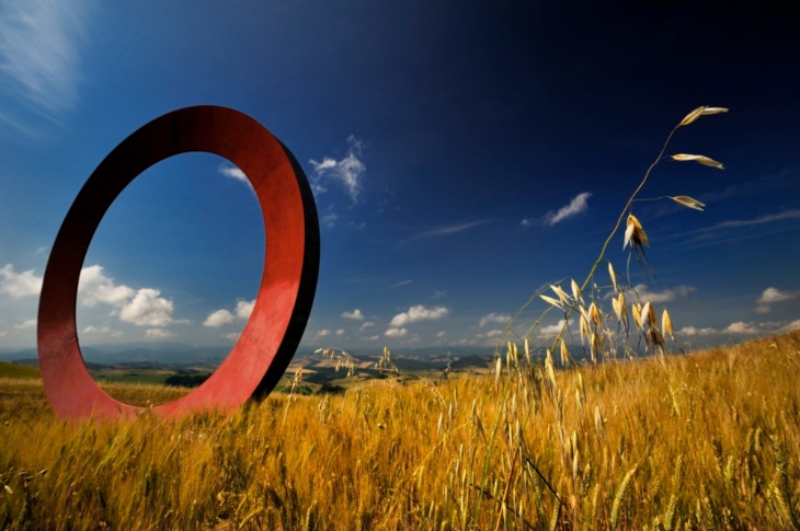 In the countryside surrounding #Volterra, large circles frame a beautiful landscape. These are the artworks of Mauro #Staccioli, a series of sculptures that interact with the surrounding nature, all to be discovered with this itinerary: bit.ly/Land-art-Volte…