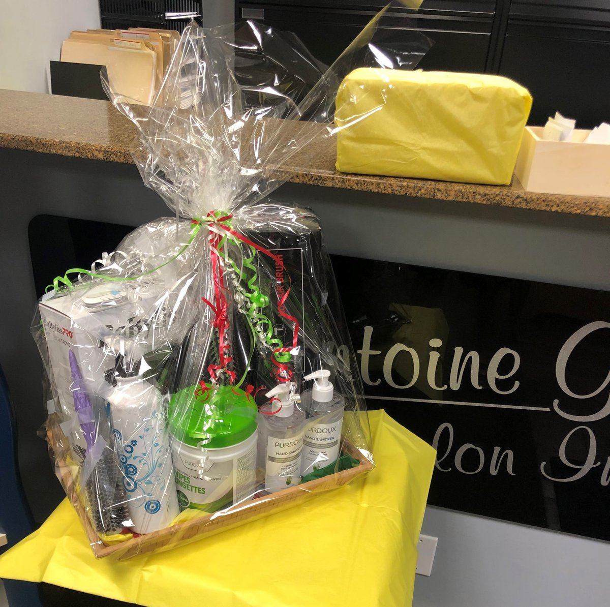 This lovely basket, donated by Antoine Greige Salon and Spa, will be raffled off in support of our #FaceToFace Campaign! 💚

To purchase tickets, call (519) 256-9331, or visit the salon at 670 Goyeau St.

Thank you Antoine &amp; the Greige family for your support of our Hospice! 💙