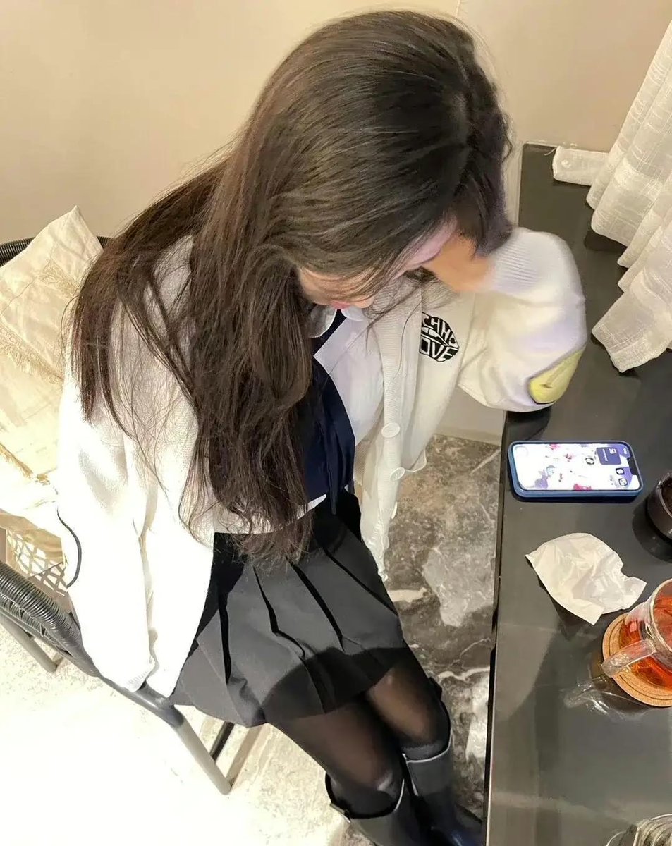 xiaoyeyee's tweet photo. 今天就小学妹一下吧 https://t.co/h32eEPGGl4