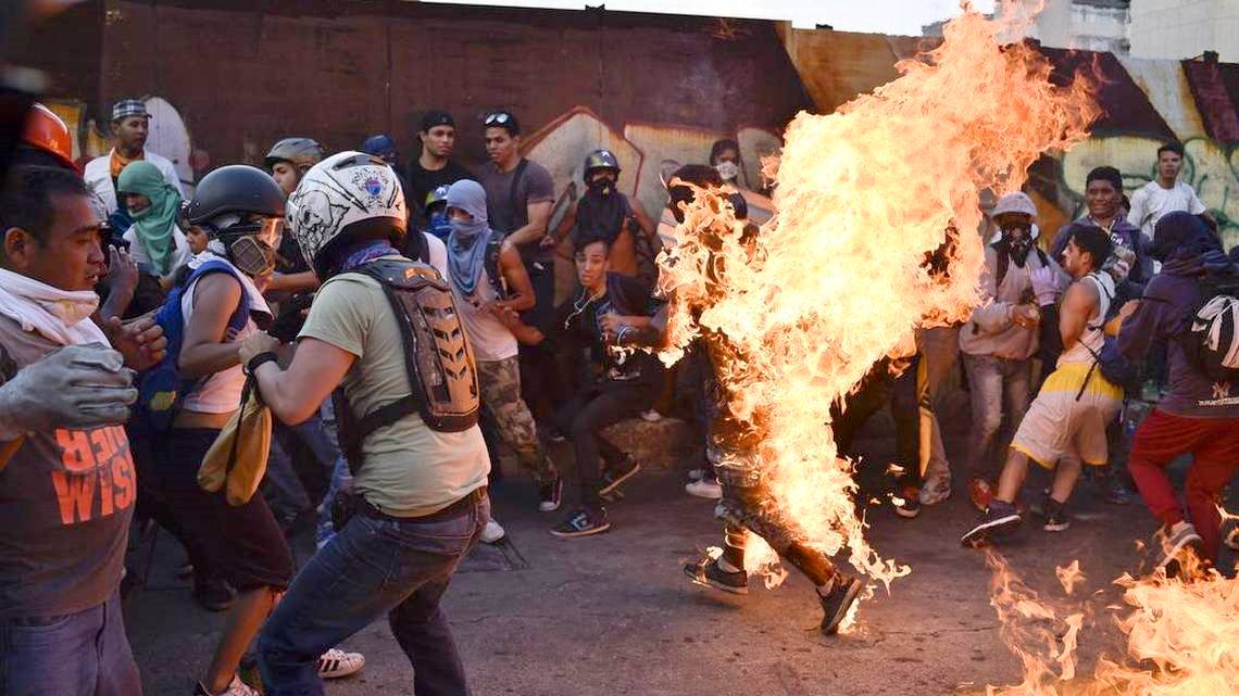 Bajo la misma de aquellas pandillas venezolanas que quemaron a 29 personas vivas durante las guarimbas que financió EE.UU, algunas de la propia oposición que se negaron a actuat. Bajo la ilusión de quienes buscan un país en caos, donde se normalice el terrorismo. (Hilo 5/7)