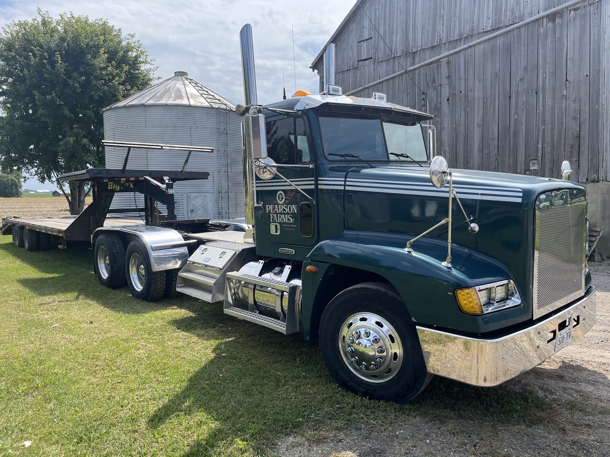 mikepearson89's tweet photo. A little post-harvest shin up on a beautiful Sunday afternoon #grainhauler #hopperbottommafia #ontag #18tolife #freightshaker https://t.co/QJmRLHWTWJ