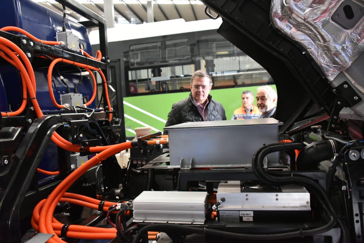 Con Carlos F. Gottfried descubriendo sus motores eléctricos de 20 toneladas de potencia, tecnología nacional, para reparto. A la vanguardia de la acción contra el cambio climático.