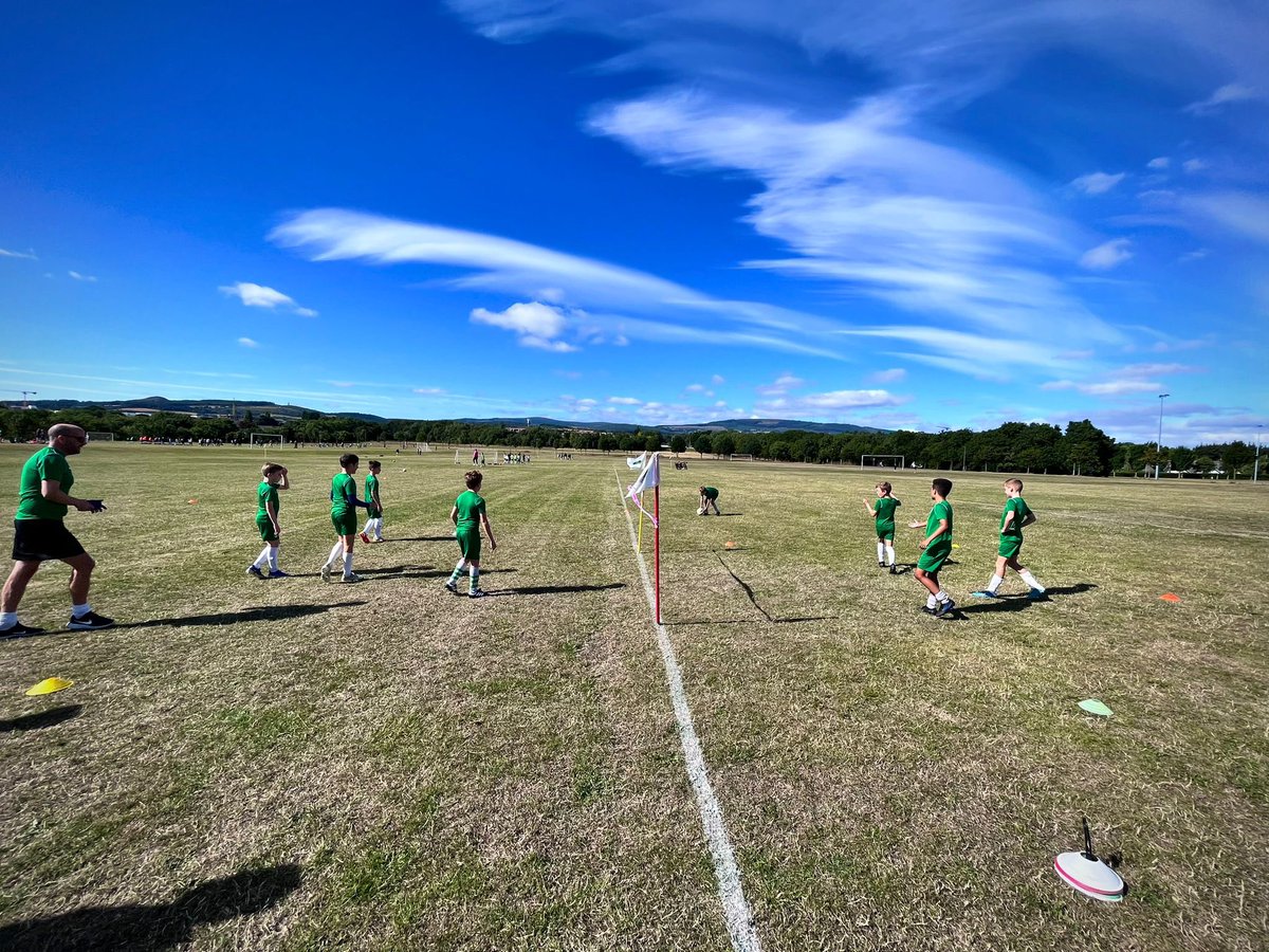 Great morning on the grass with @Cabinteely_FC under 11 boys 💚⚽️