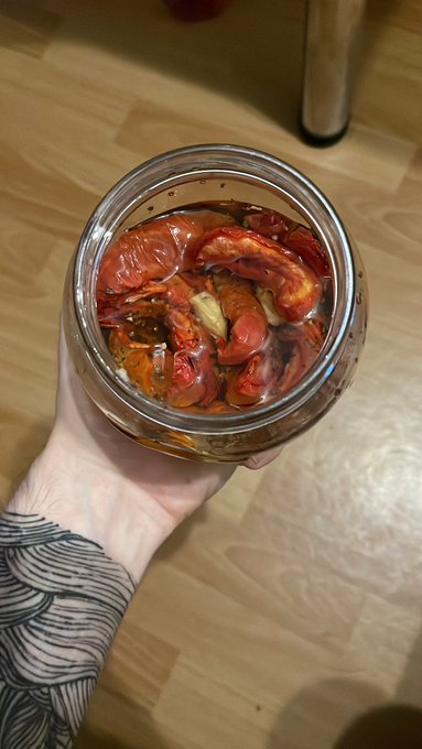 Приготовил вяленые помидорки. Это безумно вкусно? https://t.co/yQG9oIu6jS