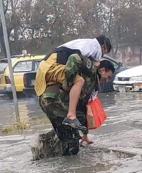 AttaullahAttahy's tweet photo. سرتیرو به خپل مسولیت ادا کاوه.
که هر قسم سخته به په ولس راغله نو لکه د غر غوندې به یی ځانونه ورسول  دیته یی نه کاته چې شپه ده او که ورځ باران دی او که طوفان جکړه ده او ارامي تاسو یقین په خدای وکړه دوئ خپله مسلمانان وه په نورو مسلمانانو یی زړه درد کاوه.
یو وخت وه سخت سیلابونه راغل https://t.co/pPRbSssu9h