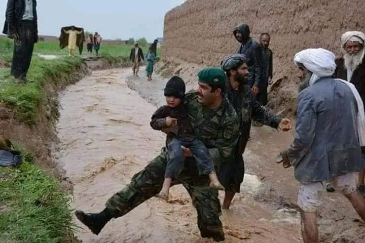 AttaullahAttahy's tweet photo. سرتیرو به خپل مسولیت ادا کاوه.
که هر قسم سخته به په ولس راغله نو لکه د غر غوندې به یی ځانونه ورسول  دیته یی نه کاته چې شپه ده او که ورځ باران دی او که طوفان جکړه ده او ارامي تاسو یقین په خدای وکړه دوئ خپله مسلمانان وه په نورو مسلمانانو یی زړه درد کاوه.
یو وخت وه سخت سیلابونه راغل https://t.co/pPRbSssu9h