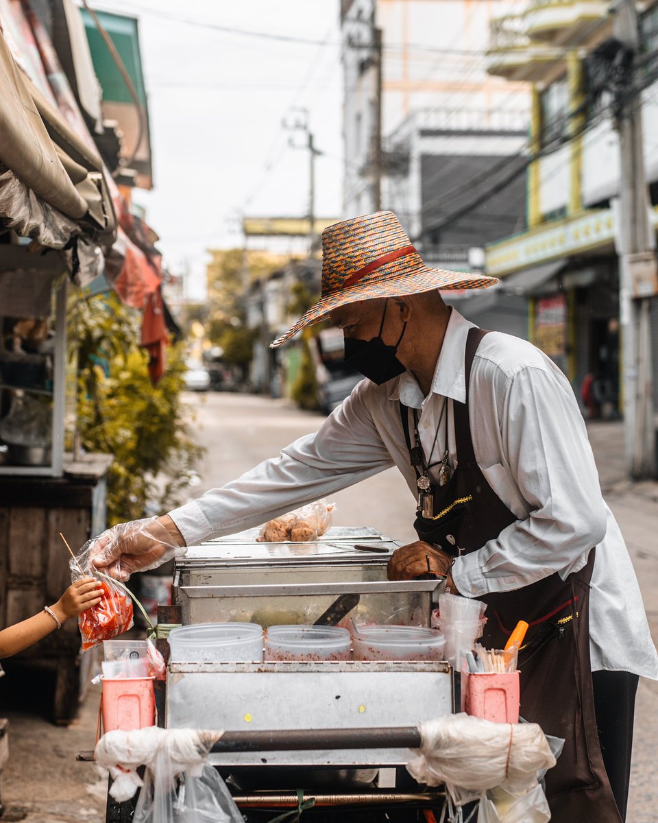 Maybmayo's tweet photo. 🫴🏽🤏🏽 https://t.co/kOeD0JfOzx #streetphotography #Bangkok https://t.co/40AEzrwmvT