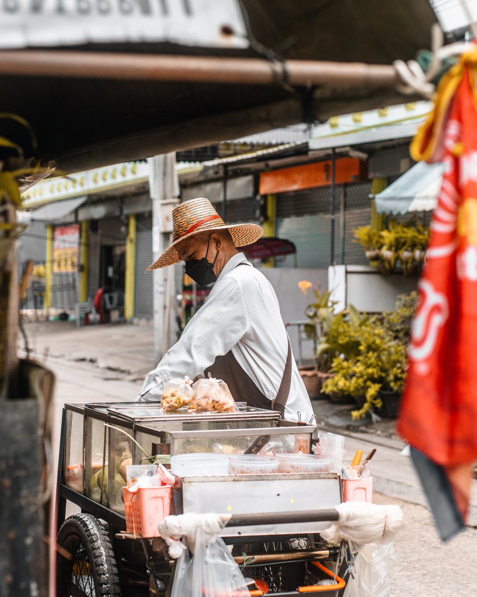 Maybmayo's tweet photo. 🫴🏽🤏🏽 https://t.co/kOeD0JfOzx #streetphotography #Bangkok https://t.co/40AEzrwmvT