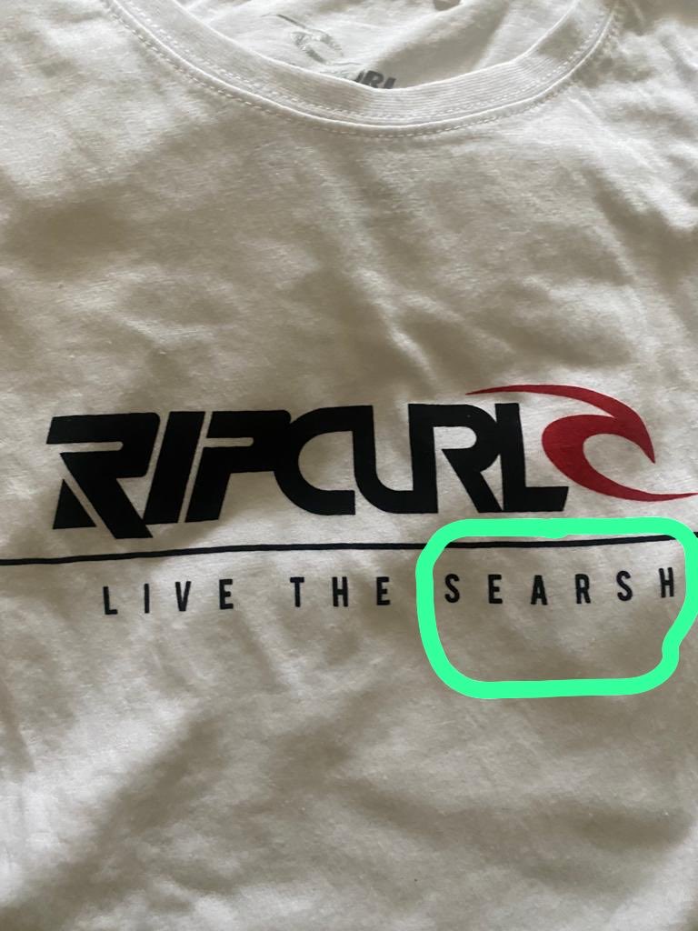 Lupita2428's tweet photo. Mi hijo compró estos polos en #Saga si se fijan la etiqueta está bien SEARCH en el logo del polo SEARSH , fui tienda impulsadora indica ESTO ES ESTAFA , procede denuncia ⁦@IndecopiOficial⁩ ⁦@Falabella_pe⁩ 😡 https://t.co/aWNCJy0c80