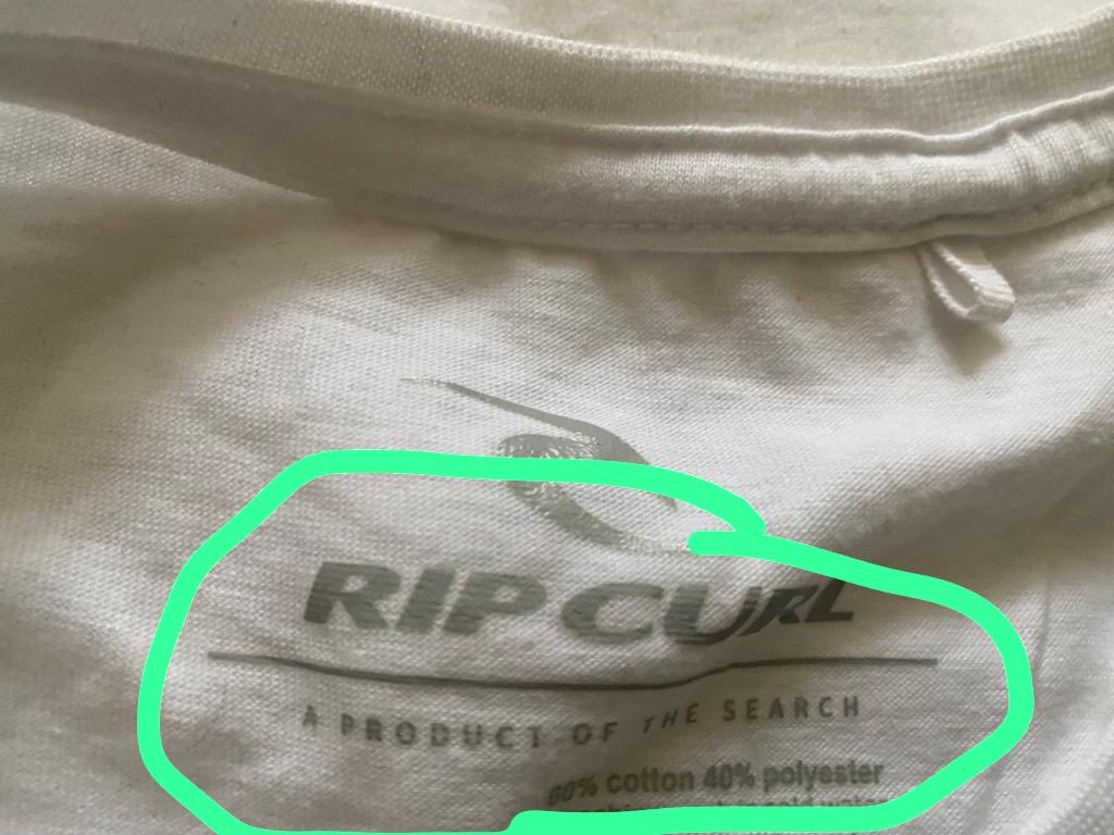 Lupita2428's tweet photo. Mi hijo compró estos polos en #Saga si se fijan la etiqueta está bien SEARCH en el logo del polo SEARSH , fui tienda impulsadora indica ESTO ES ESTAFA , procede denuncia ⁦@IndecopiOficial⁩ ⁦@Falabella_pe⁩ 😡 https://t.co/aWNCJy0c80