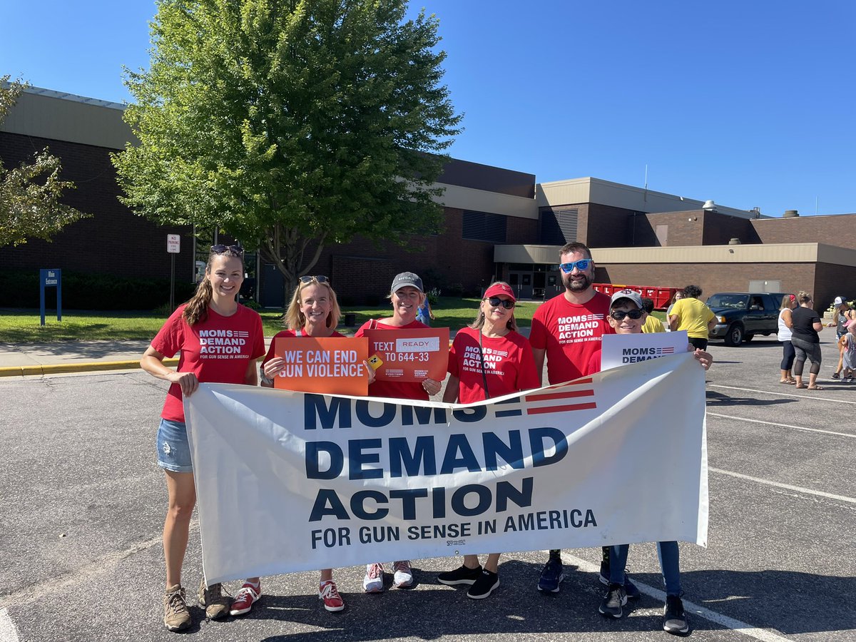 Nothing but love from the city of Woodbury for @MomsDemand, who marched in the Woodbury Days Parade today! Cheers, applause, and kids yelling “We sure can!” #WeCanEndGunViolence