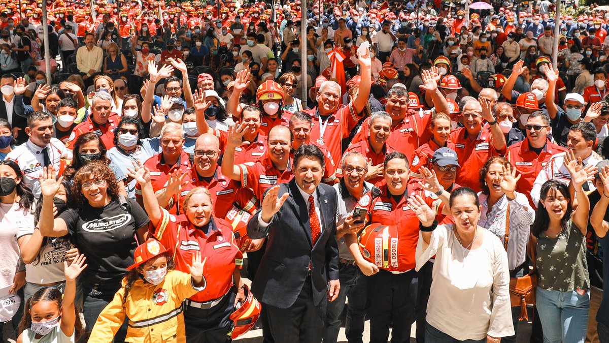 RQuinonezL's tweet photo. "Los héroes son aquellos que arriesgan su vida a diario para proteger el mundo y hacerlo un mejor lugar para vivir." Muchas felicidades a nuestro Cuerpo de @bomberosmuni en su 67 aniversario. https://t.co/KI2twa86GE