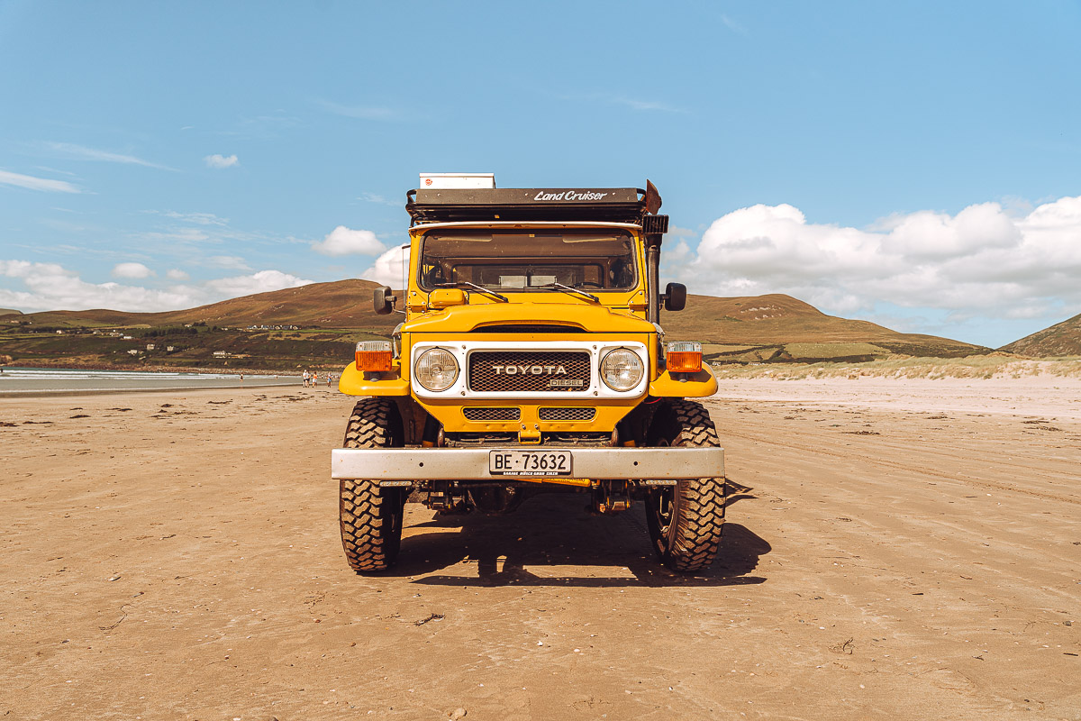 Spotted a stunning 1984 (i think) Toyota Land Cruiser camper conversion in mustard yellow. Inch Beach, Co Kerry. 

#toyota #LandCruiser #inchbeach #4x4camper #overlanding #ireland