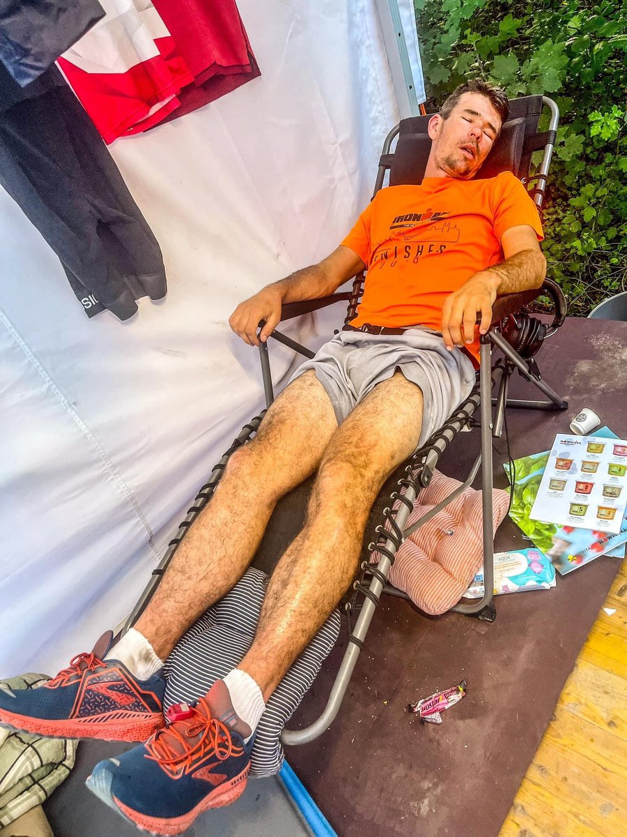 MichalMoch87's tweet photo. Niesamowite! Adrianowi Kosterze pozostało 100 km do ukończenia Swiss Ultra na dystansie 10xIM czyli 38 km 🏊🏼‍♂️, 1800 km 🚴‍♂️ i 422 km 🏃🏻‍♂️. Adrian od ponad 169 godzin jest w ruchu, ale wierzcie mu, on to zrobi! 

Na zdjęciu podczas drzemki. 

#teamKostera #kosterateam #swissultra https://t.co/EluVaNjGoQ