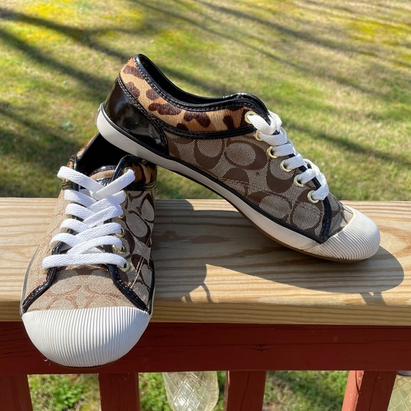 Verlaglam's tweet photo. So good I had to share! Check out all the items I'm loving on @Poshmarkapp #poshmark #fashion #style #shopmycloset #ninewest #coach: https://t.co/9UwfvkvxQ3 https://t.co/hsWLOf2sJC