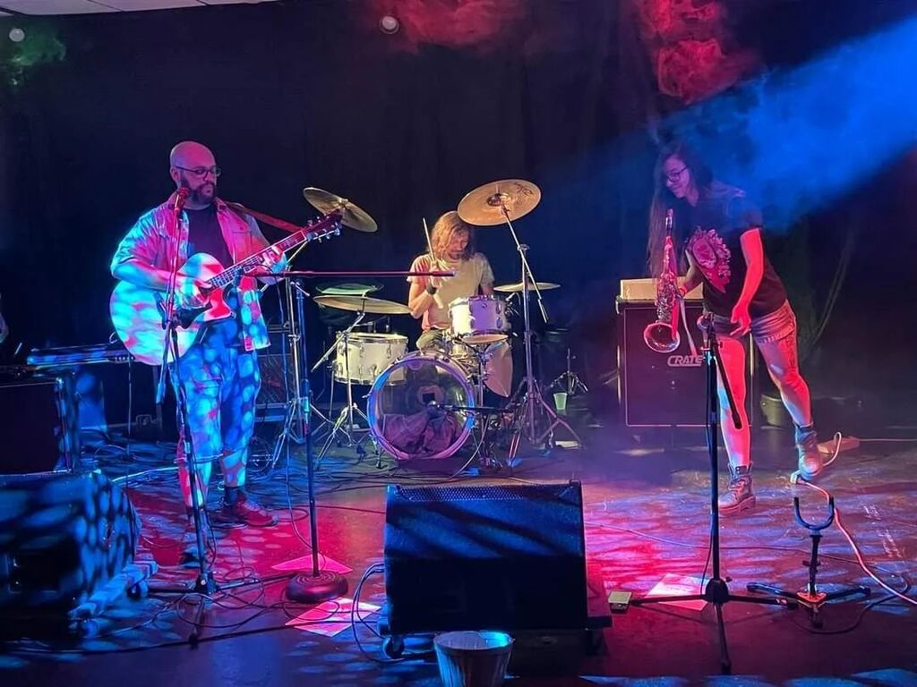 Last night's show at @jimmys__lounge may have looked and sounded a little different, but man did we have a great time! Swipe ➡️ to see a special vocal appearance! Thank you Jimmy and @johnnyknollwood for a great night, and a great weekend!! 💕🤘