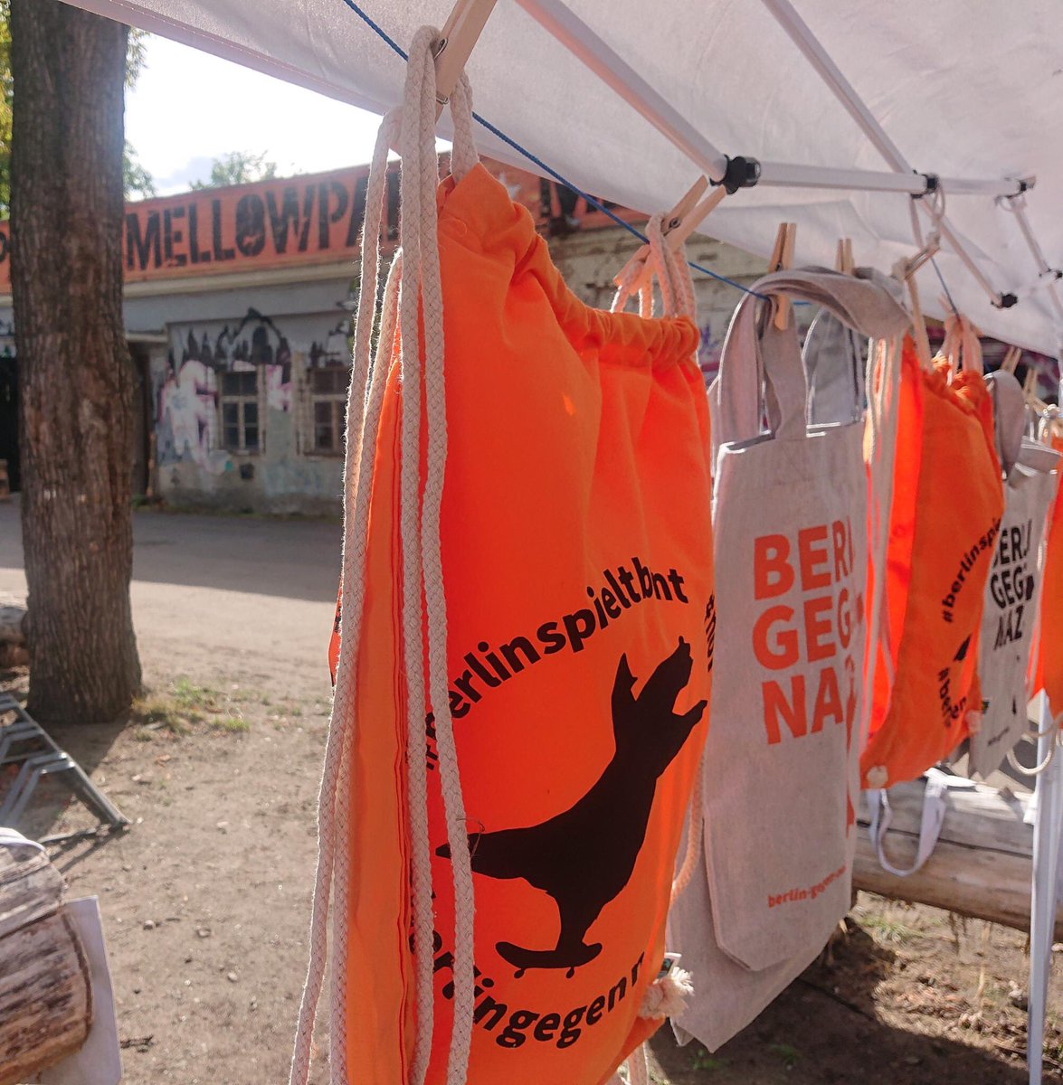BerlingegenNazi's tweet photo. Heute waren wir im @Mellow_Park beim #MellowJam und haben viele nette Menschen getroffen und ausgestattet. Wichtiger Ort in #Köpenick! #KeinPlatzfürNazis #wirsindviele 1/2 https://t.co/p5N6nwR4Hl