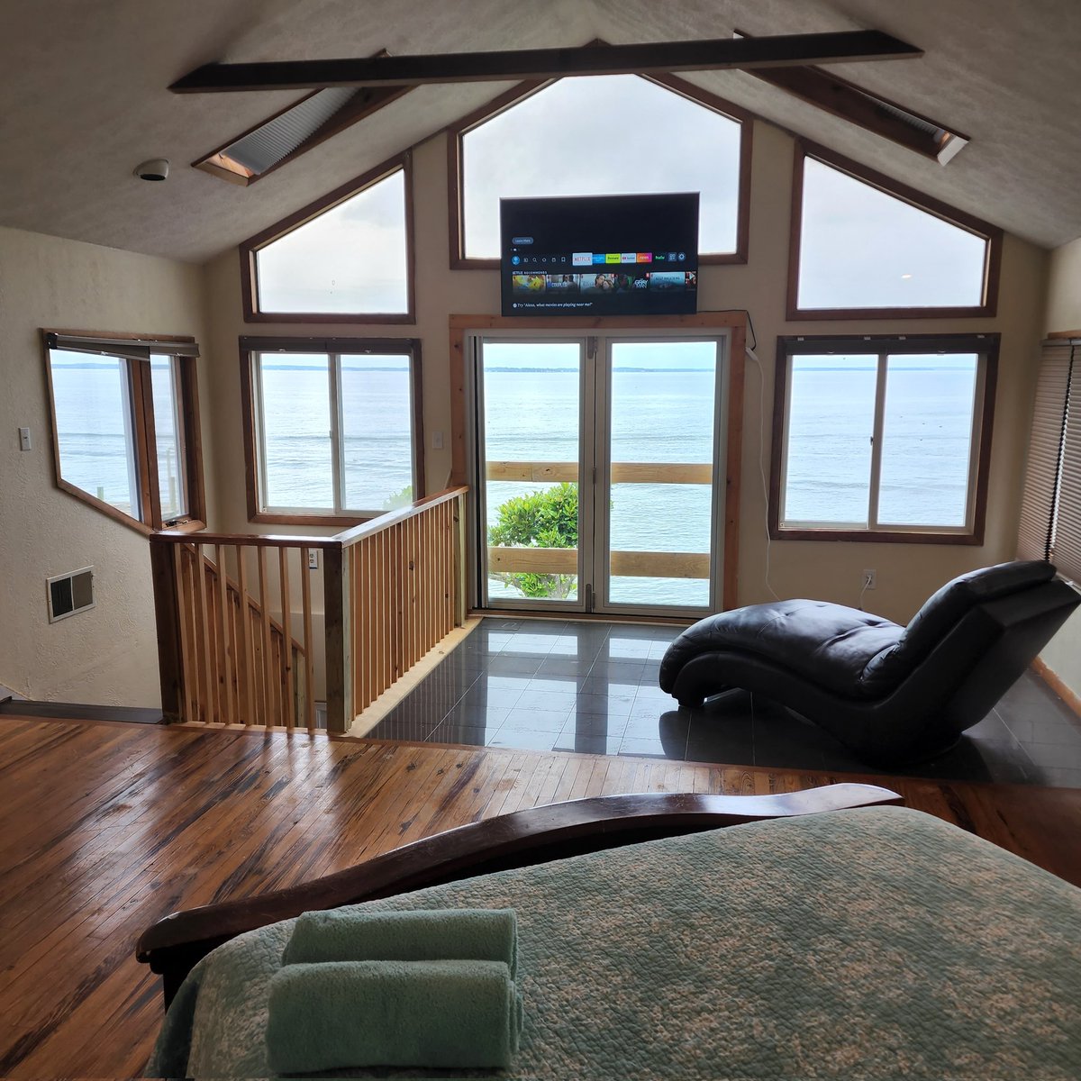 somdbeachhouse's tweet photo. 90 mins outside #Washington this luxurious beachfront vacation rental awaits you.

https://t.co/XVtW6KYPB3

#Washingtondc #Washdc #somd #southernmd #Southernmaryland #beachfront #Potomacriver #RHOP https://t.co/aCbcBgnE70