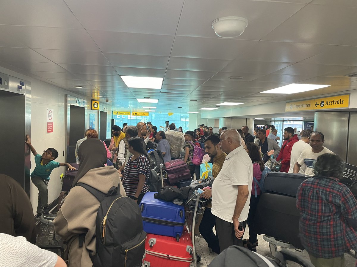 healey_alfie's tweet photo. @HeathrowAirport Terminal 3 short stay car park is a joke. To think this is our main international airport - it’s embarrassing. 25 minute wait for a lift! Then another 15 to leave the car park https://t.co/2jHvFadhOq