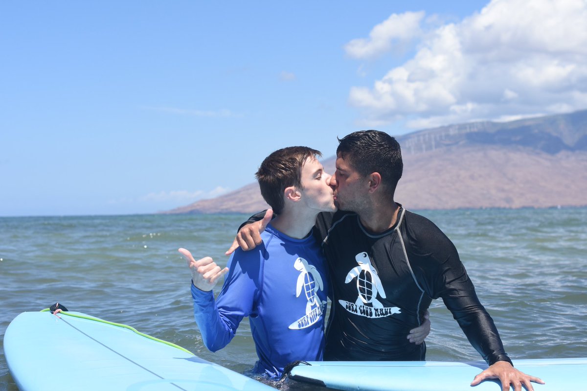 KLEE KAII 🔜 LVFC, MP (@kleekaiihusky) on Twitter photo After months of chance meet ups, constant emails, and a distance now closed; <a href="/AnejoYote/">Anéjo Yote 🔜 Furtive, Denver, MP</a> and I are dating!!! We just celebrated with a trip to Maui! We have so many more adventures on the horizon; paw and paw 💚🐾🧡 After months of chance meet ups, constant emails, and a distance now closed; <a href="/AnejoYote/">Anéjo Yote 🔜 Furtive, Denver, MP</a> and I are dating!!! We just celebrated with a trip to Maui! We have so many more adventures on the horizon; paw and paw 💚🐾🧡