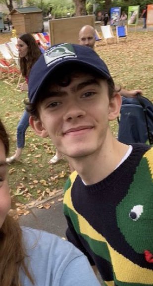 BASHOEPICS's tweet image. joe in the back 😭🙏