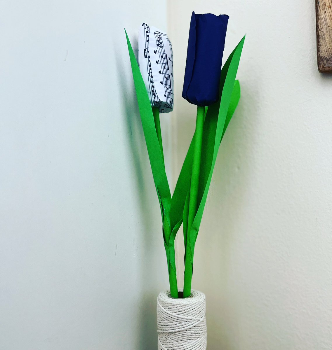 FreestyleFlower's tweet photo. Tulips for a wedding bouquet. Really happy how these turned out after different designs. #tulips #papertulips #paperflowers #paperflower #paperflorist #weddingbouquet #weddingflowers #tulipsbouquet #SmallBusiness #htlmp https://t.co/DKIsvvgWth
