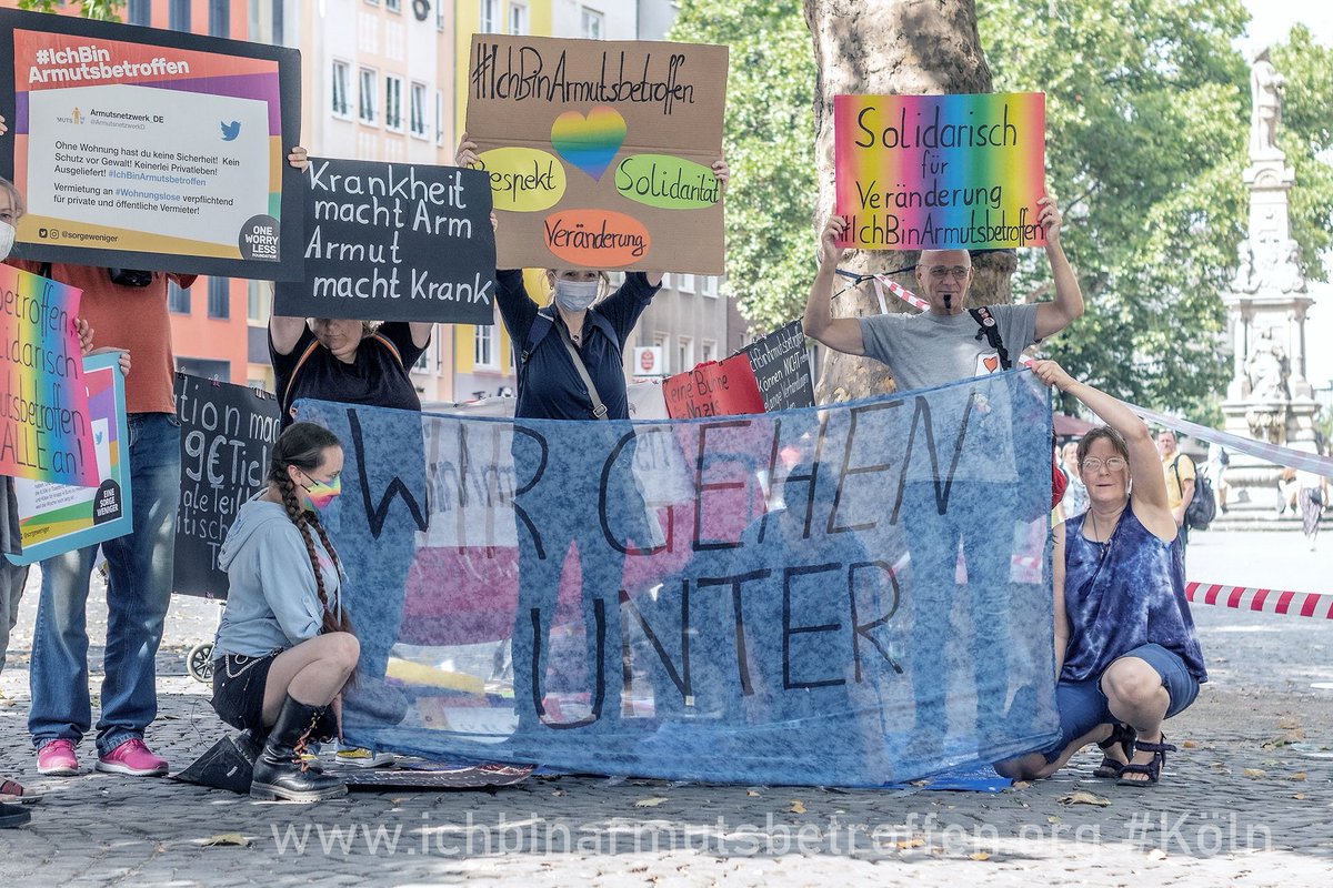 GryffindorKatze's tweet photo. Wir gehen unter! Uns steht das Wasser bis zum Hals und schon darüber hinaus! Einmalig 200 € reichen nicht, wir brauchen jeden Monat mehr Geld! Und zwar JETZT!
#IchBinArmutsbetroffen #köln #Smartmob https://t.co/kgajjm3wSl