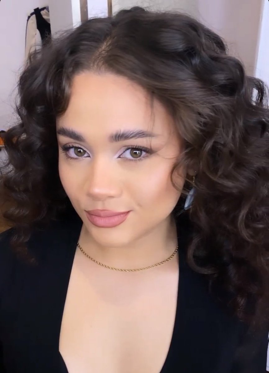 happiness4jj's tweet photo. Cómo puedes ser tan hermosa mujer? ❤️  @Cesia_Saenzz https://t.co/3zHCygrJPp