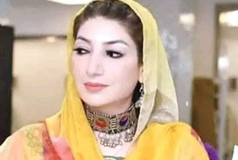 AmnaBaloch24's tweet photo. جن کو راتوں کو نیند نہیں آتی تھی لگتا ہے بلوچستان کی حالیہ بدترین صورتحال میں گہری نہند سو گئے ہیں میک اپ زدہ میڈم  جاگ جائیں تو کوئی انہیں بتادیں کہ بلوچستان ڈوب چکا اگلی پریس کانفرنس کیلئے نئے برانڈ کا میک اپ خرید لیں
@FarahAzeemShah @AQuddusBizenjo https://t.co/PxNLzJYhqw