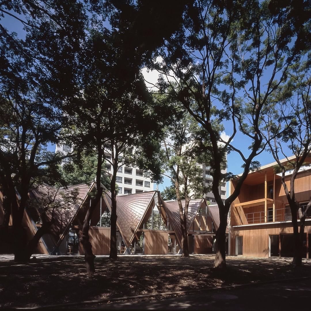 Yayoi Auditorium Annex, designed by 🖋 Taiji Kawano architects, highly considering the history, landscape, and environment of the University of📍Tokyo, Japan.

📸 Photographs: Hojo Kenji and @shinkenchikusha

#tokyo #japan #architecturebuilding #facade #fabrication #roof #timber