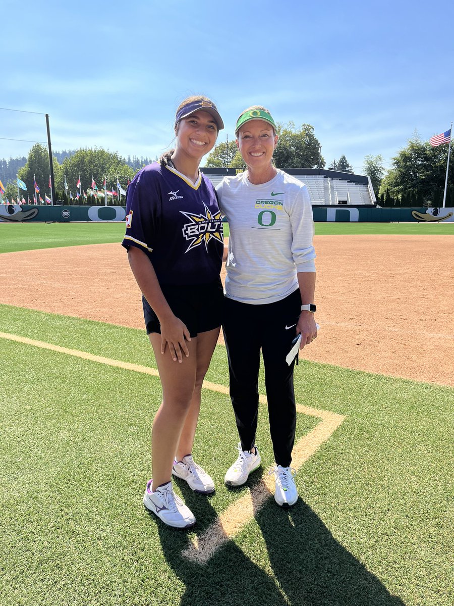 Thank you Coach @MelyssaLombardi, Coach @Sam_Marder and Coach Ragin for a great weekend at @OregonSB camp. Your facilities and campus are beautiful and I hope to come back soon! Go Ducks 💚💛 @thunderbolts18p