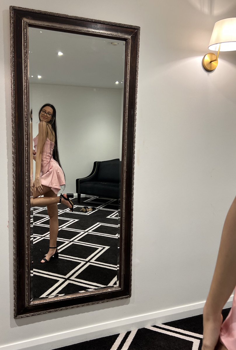 cassiee1919's tweet photo. just missing someone behind me 🙄 https://t.co/etcRk21vqh