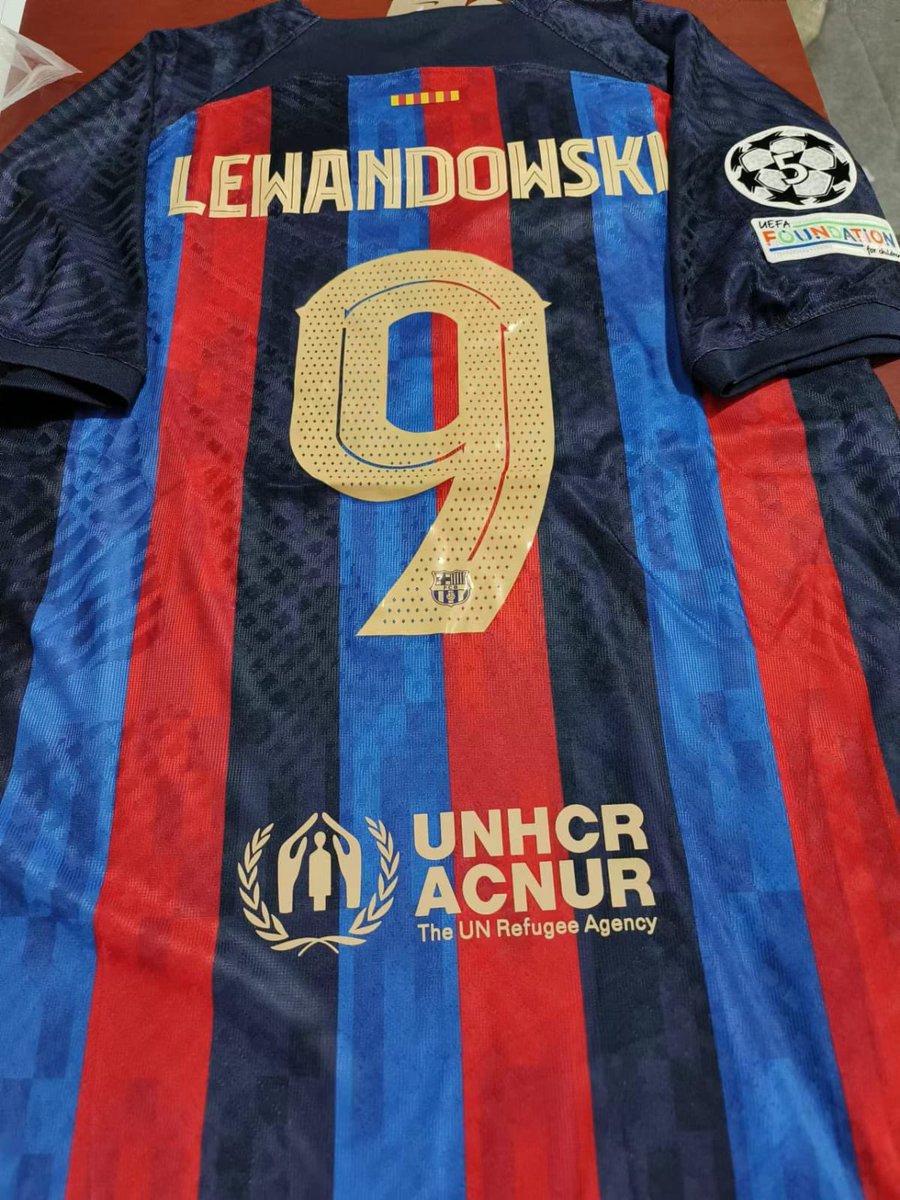 EdonitFCB's tweet photo. 🎁 CONCOURS MAILLOT LEWANDOWSKI 🎁

Tentez de remporter le maillot domicile du FC Barcelone floqué Lewandowski ! 

- RT ce tweet 🔄
- Follow @UniversBarca &amp; @Somhiseremfcb 🔝

Expédition mondiale grâce à @waksport7 ✈️

Tirage au sort 31/08 🍀 https://t.co/wHy8eZIt20
