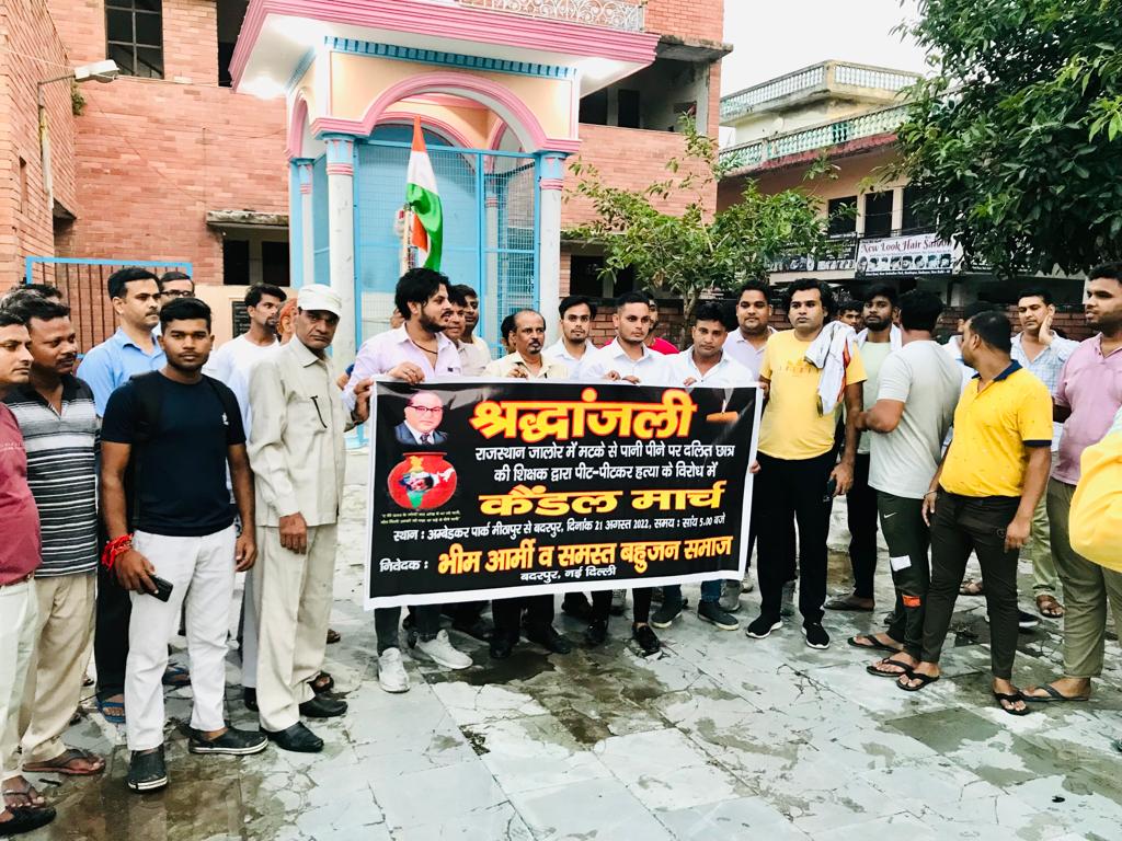ChampionUmesh's tweet photo. राजस्थान के जालौर में इंदर मेघवाल की जातिगत हत्या के विरोध में आज दक्षिणी दिल्ली बदरपुर मैं कैंडल मार्च निकाला गया वा श्रद्धांजलि अर्पित की वा प्रशासन को न्याय की मांग को लेकर ज्ञापन सौंपा, 
@BhimArmyChief @VinayRatanSingh @ASP4Delhi_ @sonu_bheem @TheNewsBeak @The_Voicemedia https://t.co/q8VNzzRmfj