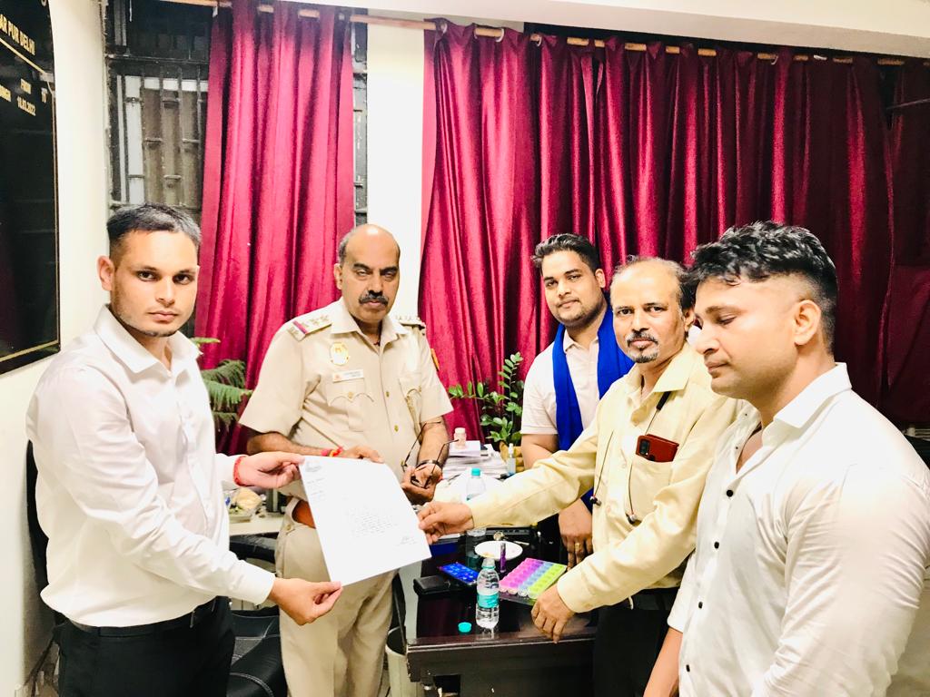 ChampionUmesh's tweet photo. राजस्थान के जालौर में इंदर मेघवाल की जातिगत हत्या के विरोध में आज दक्षिणी दिल्ली बदरपुर मैं कैंडल मार्च निकाला गया वा श्रद्धांजलि अर्पित की वा प्रशासन को न्याय की मांग को लेकर ज्ञापन सौंपा, 
@BhimArmyChief @VinayRatanSingh @ASP4Delhi_ @sonu_bheem @TheNewsBeak @The_Voicemedia https://t.co/q8VNzzRmfj