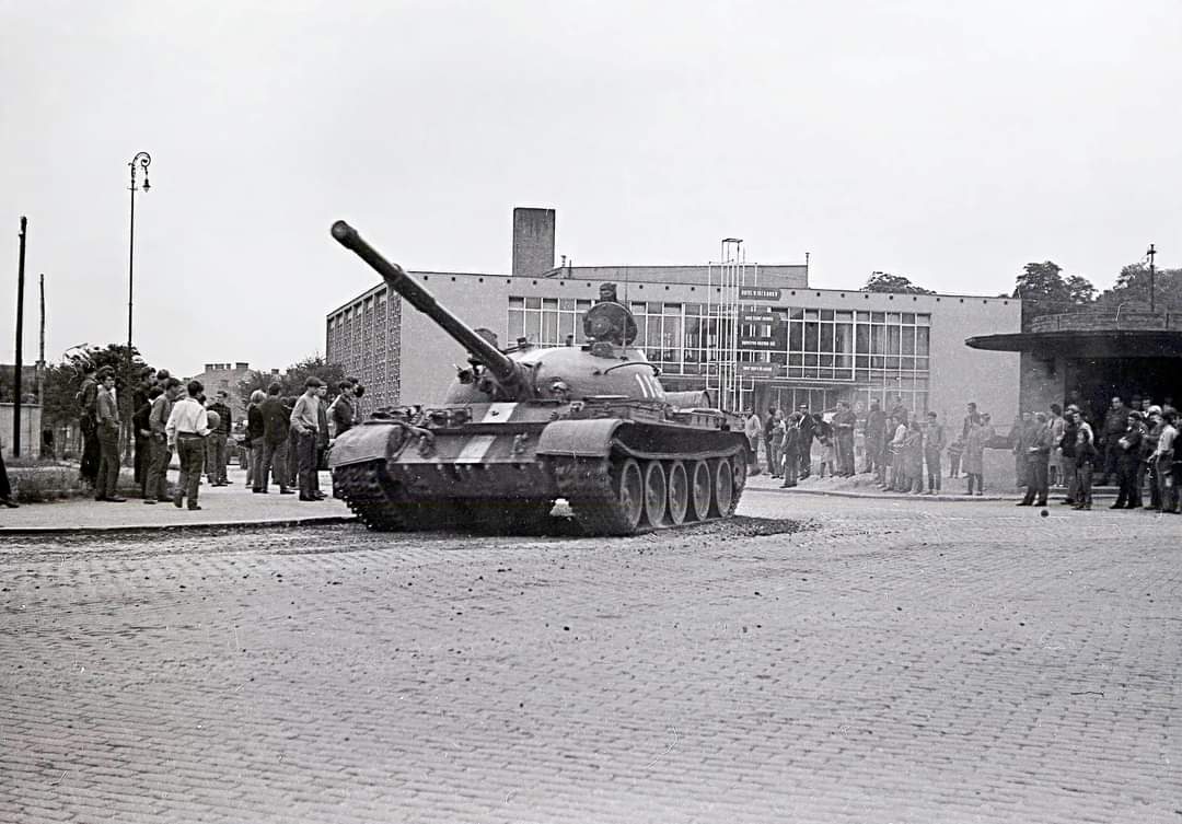 SortJindrich's tweet image. My hometown of Znojmo 🇨🇿
08/21/1968 vs. 08/21/2022
54 years on. #NeverAgain #Czechia #Czechoslovakia #Znojmo #russiaisateroriststate 
@amazingczechia
@VoltCzechia 
@Visit_Czechia