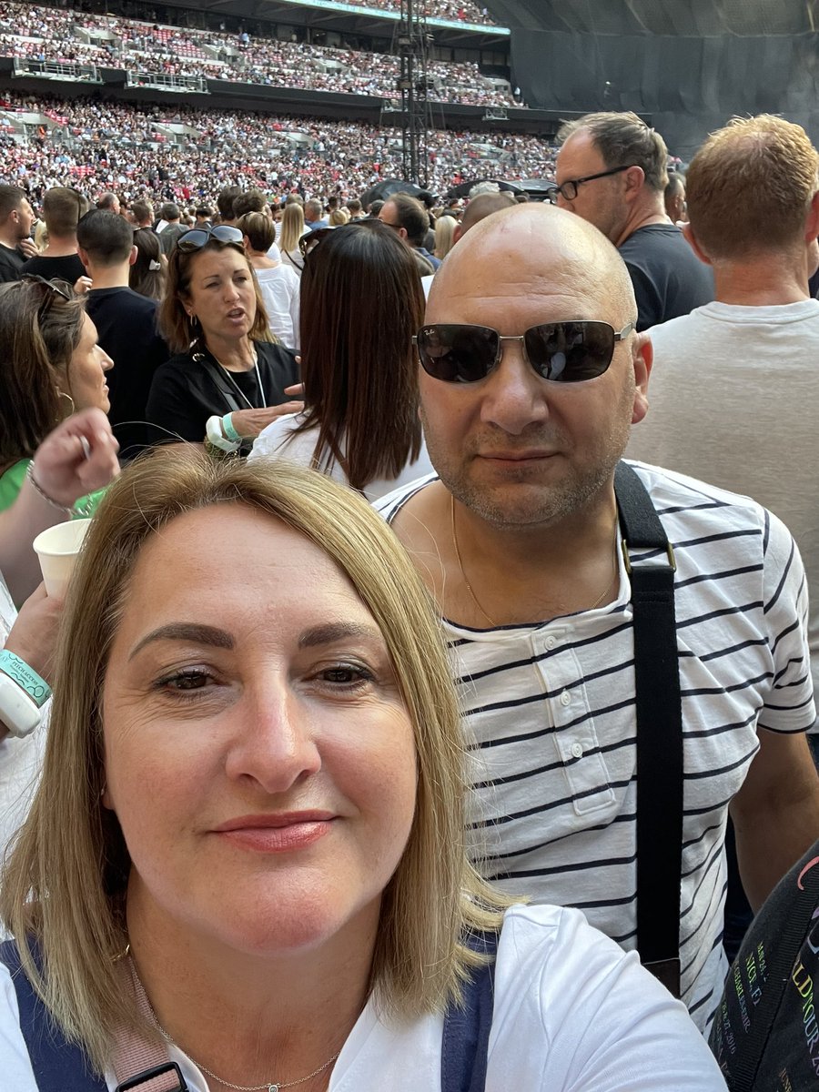 cassy1503's tweet photo. #coldplay 30 minutes to go 🥰 https://t.co/37P5Jn2UP4