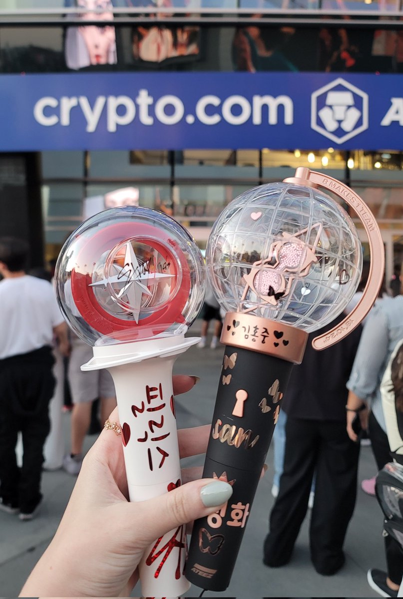 atinynctzen's tweet photo. the kcon concert last night was too much fun 😭 seeing all the different lightsticks jammin to every group was sweet too 💙

#KCON #KCON2022LA #KCONUSA #KCON2022 https://t.co/SarWgGh1tX