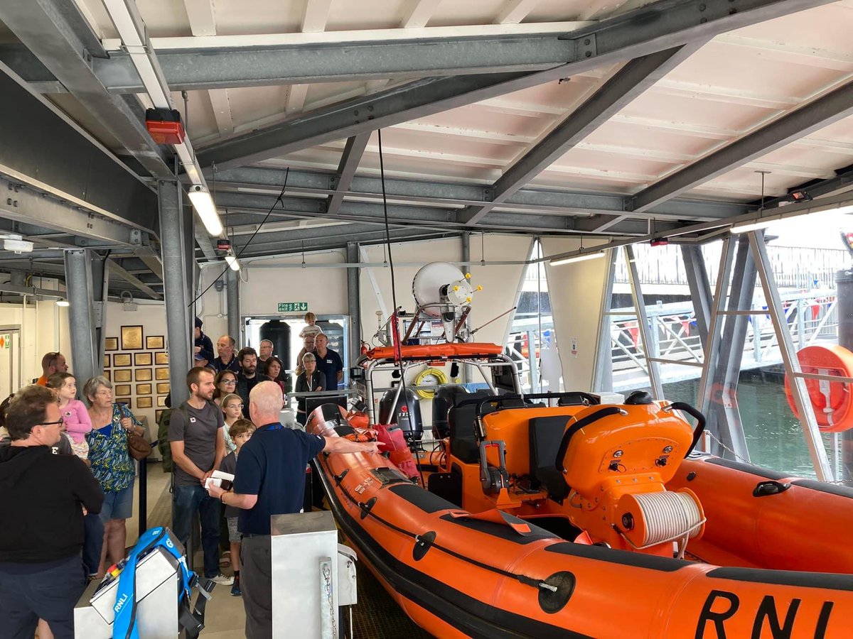 RNLI Poole Lifeboats tweet media