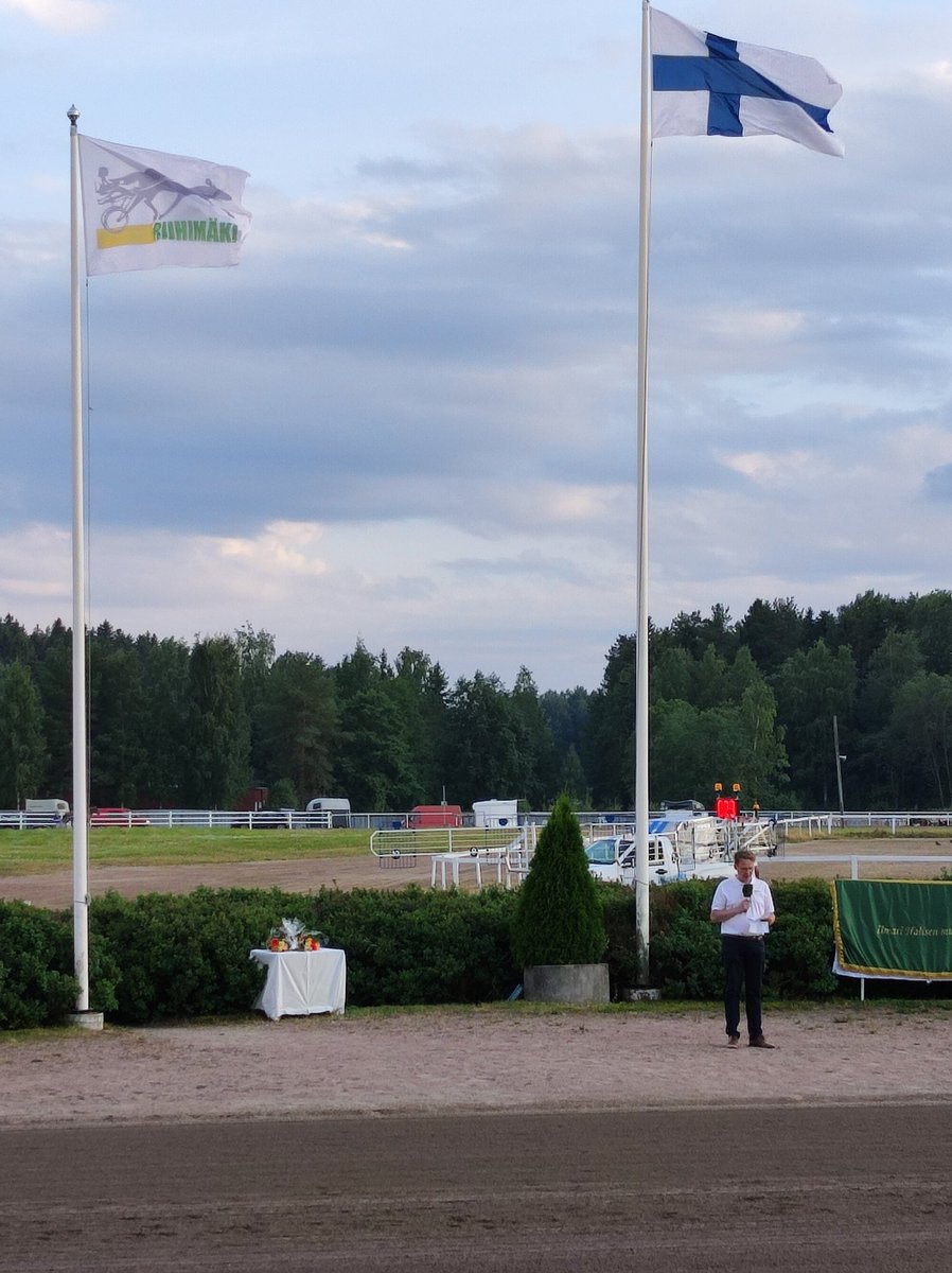 NikoAiraksinen4's tweet photo. Riksu hiljenee, mutta vain hetkeksi. Hienot ravit, hieno kunnianosoitus Ilmari Haliselle. @HoviJori puhe oli upea hatunnosto Immulle.
Olipa komeat ravit! Ja mikä parasta, ensi kesä tulee varmasti ja taas mennään!
#ravit #riksugp #kesäravit #riihimäki #rakasriksu https://t.co/HpgzctMr6X