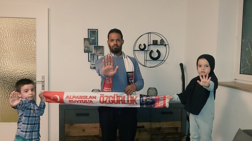 VbilalF's tweet photo. Wir aus München stehen hinter der der Furkangemeinschaft und sagen STOP - ES REICHT - YETER ARTIK mit der Ungerechtigkeit 

ZulmeDurDe 
#YeterArtık https://t.co/cdyCHJ7neW