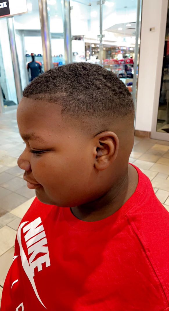 my_liife_story's tweet photo. i am a beginner barber trying to perfect my craft, i will be posting the new shop location i will be working at the upcoming week im sooooo excited, book ” thee chocolate barber” 💈🍫✂️#KuttinupwithKisha #mencuts #kidscuts #haircuts #explore https://t.co/Qionh832AY