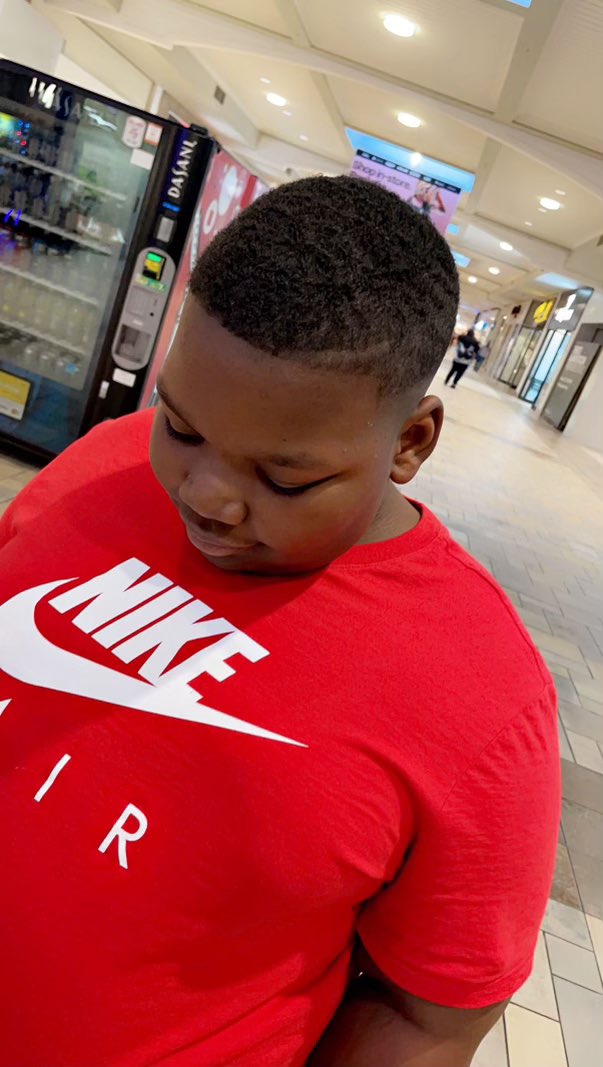 my_liife_story's tweet photo. i am a beginner barber trying to perfect my craft, i will be posting the new shop location i will be working at the upcoming week im sooooo excited, book ” thee chocolate barber” 💈🍫✂️#KuttinupwithKisha #mencuts #kidscuts #haircuts #explore https://t.co/Qionh832AY