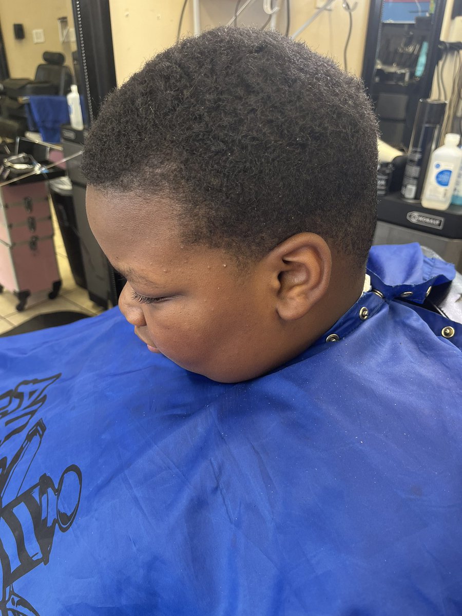 my_liife_story's tweet photo. i am a beginner barber trying to perfect my craft, i will be posting the new shop location i will be working at the upcoming week im sooooo excited, book ” thee chocolate barber” 💈🍫✂️#KuttinupwithKisha #mencuts #kidscuts #haircuts #explore https://t.co/Qionh832AY