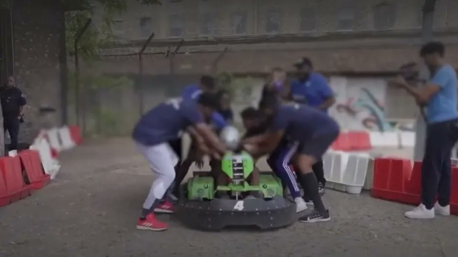 franceinfo's tweet photo. Karting en prison : un "événement exceptionnel" qui "n'a pas coûté un sou à nos impôts", rappelle la contrôleuse générale des lieux de privation de liberté

https://t.co/IMM8J8SVdP https://t.co/j3pVGCzZle