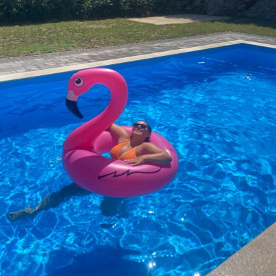 mom0dj's tweet photo. On est sur une photo de profil que qualité 🦩🦩 
Ptite dédi a @tiphaine_ehret pour la bouée https://t.co/mIaXJVHwIp