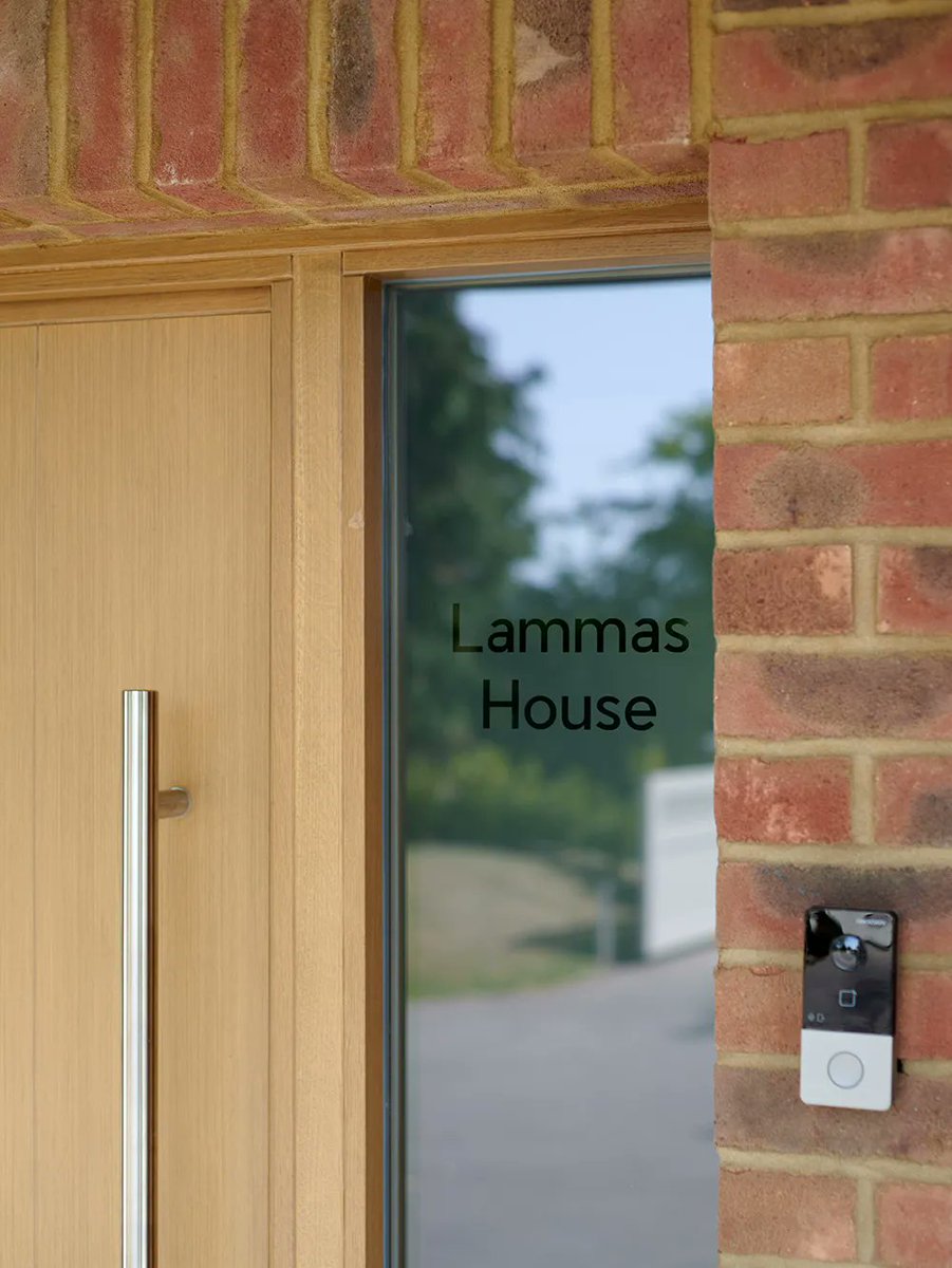 The small details matter too...

Here's a sneak peek of our newest project featuring bespoke lettering in the glass, you can have a house number, house name or even your family name - the choice is yours!

#customdoor #customglass #frontdoor