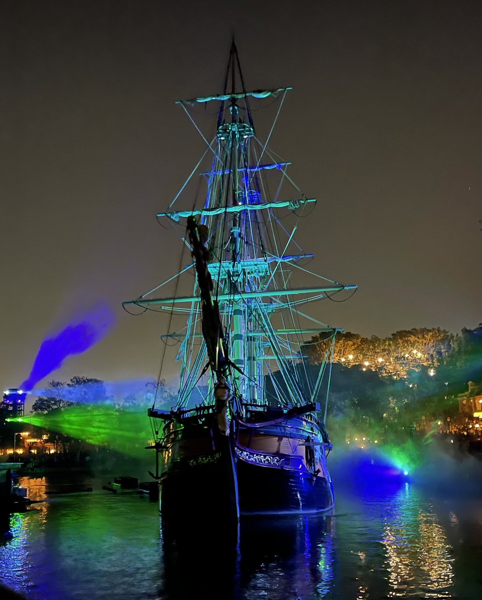 Skyboltt's tweet photo. I don’t normally brag about pictures I take (cause I only use a phone) but this is the Columbia during Fantasmic last night and I really like it so I’m sharing. https://t.co/YrvmciPMDM