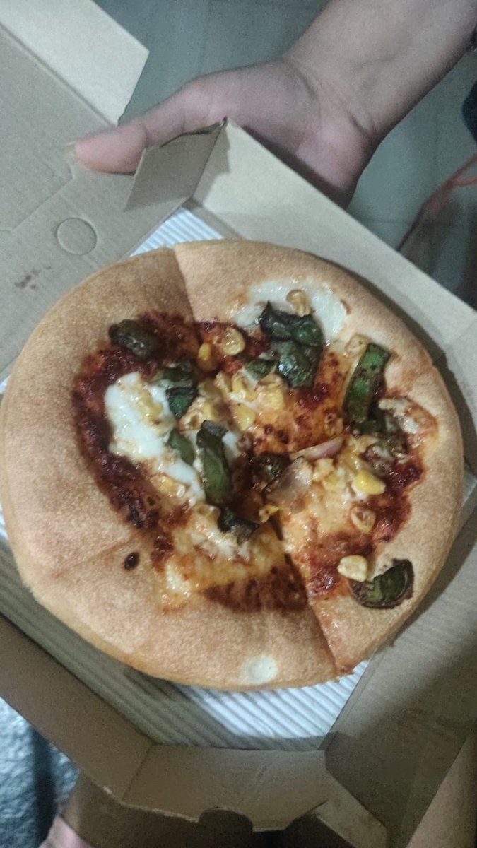 Mehak3403's tweet photo. Finally understood @PizzaHutIN 's cost cutting techniques. Add no amount of cheeze, loads of bread and boom.
Should have ordered a bread loaf from a local grocery store.
Waste of money #pizzahut 
@pizzahut @PizzaHutIN https://t.co/QzFtFJmaGN